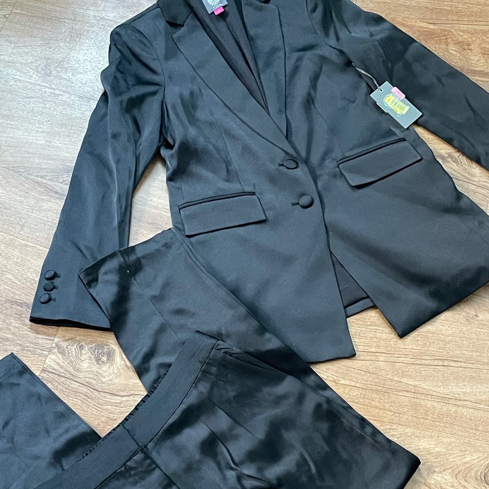 BNWT Vince Camuto suit